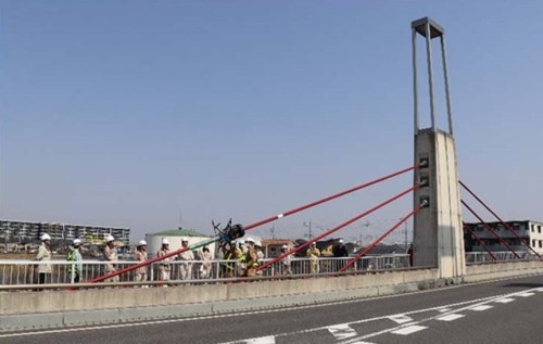 埼玉県越谷市のせいたかしぎ橋で行われたケーブル点検の実証実験（以下の写真、資料：三井住友建設）