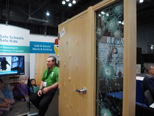 銃弾の跡が残る防弾ガラスや防弾木製ドアも複数の会社が展示していた