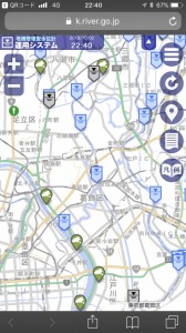 東京都内を流れる荒川周辺の水位計配置状況。ホームベース型のアイコンが通常水位計、水滴型のアイコンが危機管理型水位計