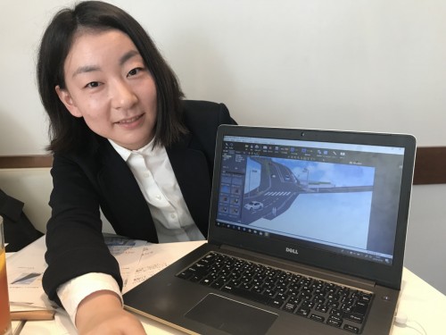 「3D工事イラストワークス」の改良を担当したメガソフト開発部の花村美有紀さん。パソコン画面には複雑な線形の交差点が表示されている（写真：家入龍太）
