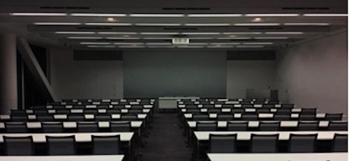 実際の会議室を撮影した写真。壁や床が暗く写る（以下の写真、資料：竹中工務店）