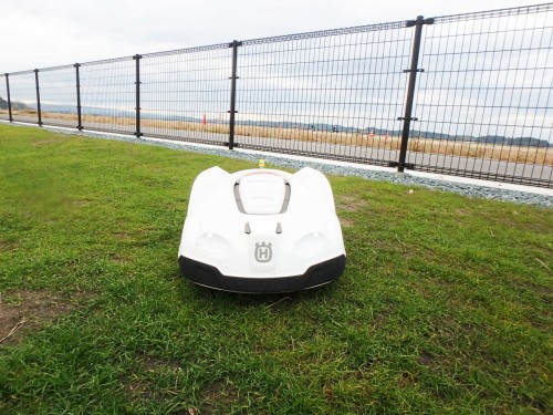 実証実験に使われているロボット芝刈り機「Automower 330X」（以下の資料：西武造園）