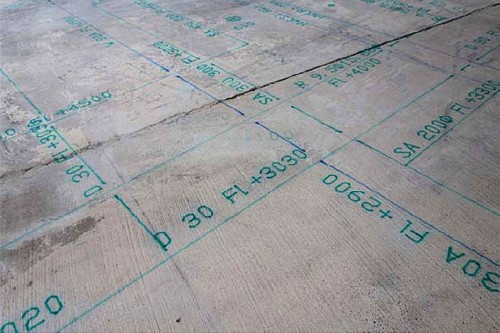 「施工図描画ロボット」により、床面に描かれた実寸大の図面（写真：新菱冷熱工業）
