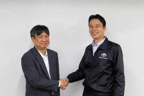 ヤナイソフトウエー代表取締役の岩永誠享氏（左）とテラドローン代表取締役社長の徳重徹氏（右）
