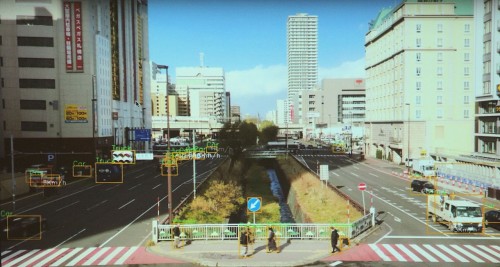 札幌市内を走るクルマの車種や速度を画像からリアルタイムに判別した例。人の速度も認識する