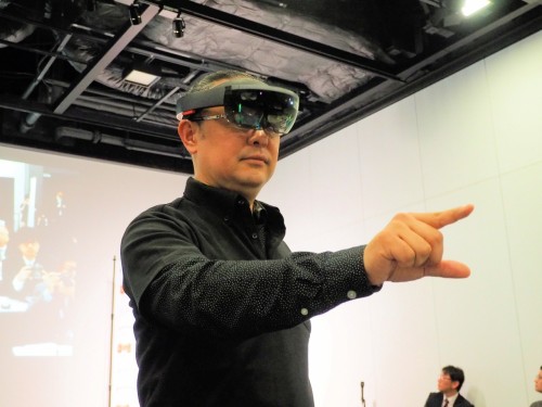 HololLensでウォークスルーを体験するイメージ