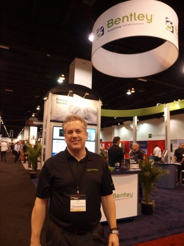 ベントレー・システムズ副社長時代のヒュー・ロバーツ氏。2013年6月に米国・デンバーで開催されたAIA全米大会のベントレー・システムズ社ブースで