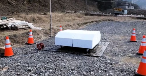 北陸新幹線車両基地工事現場に置かれた“白い箱”（以下の写真、資料：センシンロボティクス）