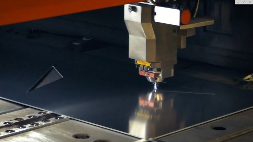 レーザーカッターによる鋼板パネルの加工