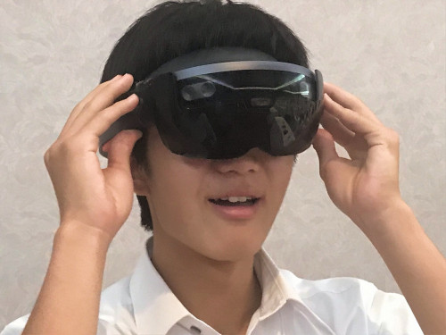 HoloLensを着けて、目の前に広がる橋桁内部のリアルな空間に思わず驚く男子生徒