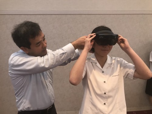 HoloLensを着けてもらう女子生徒