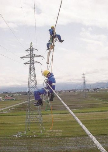 従来の送電線点検作業の様子（以下の写真、資料：東北電力、NEC）