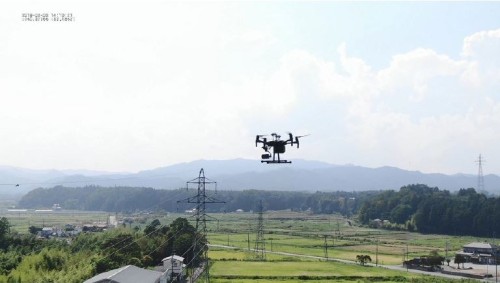 送電線を自動追尾しながら飛行するドローン。2019年7月～8月に福島県内で行った実証実験の様子