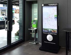 JR九州の駅構内に設置されたデジタルサイネージ。多言語観光情報や周辺地図が搭載されている