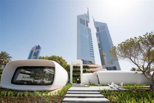 3Dプリンターでドバイに造られた世界初のオフィス。奥の高層ビルはジュメイラ エミレーツ タワーズ （写真：Government of Dubai）