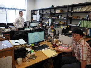 建築構法学研究室の学生と。実験結果を解析するため、研究室にはコンピューターやモニターがところ狭しと並んでいる