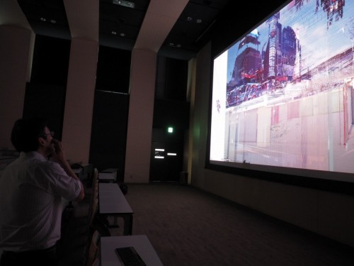 学内の視聴覚室にある4Kプロジェクターで上映したエスカ地下街の点群データは臨場感抜群
