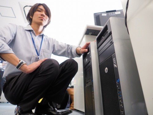 すべてのマシンを日本HP製にそろえておくと、メンテナンスもしやすくなる。沖縄オフィスにある「Z820」（奥）と「Z620」（手前）
