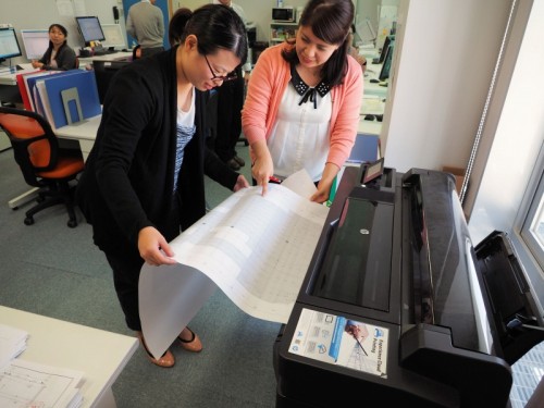 沖縄オフィスの大判プリンター「T520」で朱書きされたA1図面を印刷