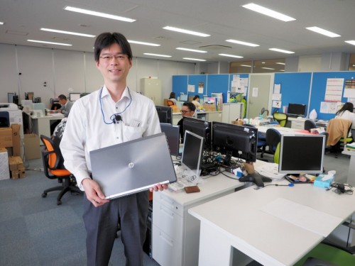 日本HPのモバイルワークステーションを持つDVI沖縄支店長の坂下慎二氏