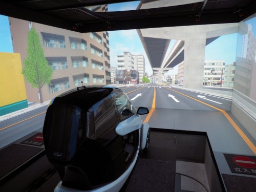 名古屋大学の「ナショナル・イノベーション・コンプレックス」に設置されたフォーラムエイトの高精度ドライビング・シミュレータ。名古屋の街並みをリアルに再現した立体映像が運転席を包み込む
