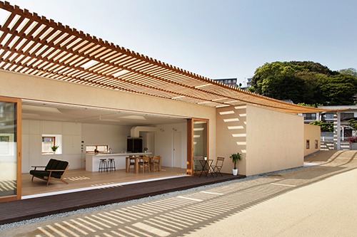 日影シミュレーションの結果に基づいて開口部の位置を決めた木製の吊り屋根（写真：© 中村 絵）