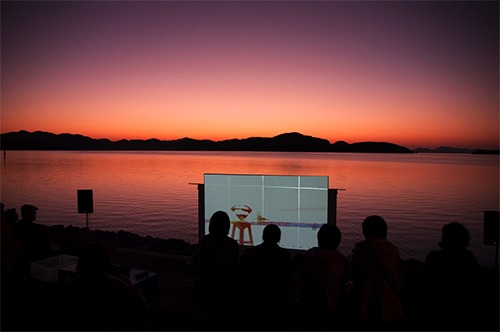 錦海と呼ばれる夕暮れ時の中海沿いで行われた映像作品の上映会