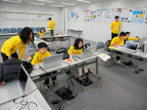 フォーラムエイト東京本社のセミナールームでVRソフト「UC-win/Road」を操作する小中学生
