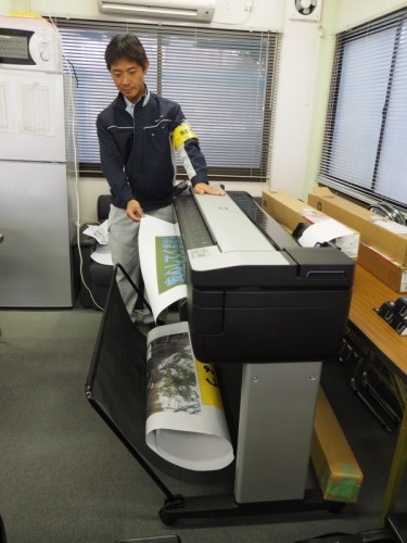 新日本工業の現場事務所に持ち込んだT830 MFP。A0サイズのスキャナーとプリンターがこの中に収まっているとは思えないコンパクトさだ