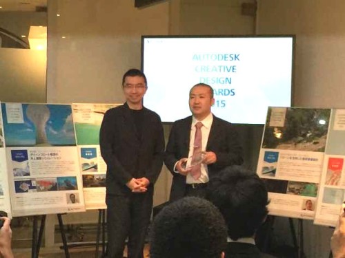 「AUTODESK CREATIVE DESIGN AWARDS 2015」の受賞式でトロフィーを受け取った佐々木高志氏（右）