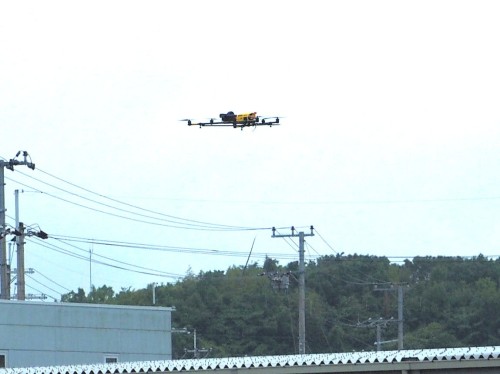 神戸トレーニングセンタの上空を飛行するドローン