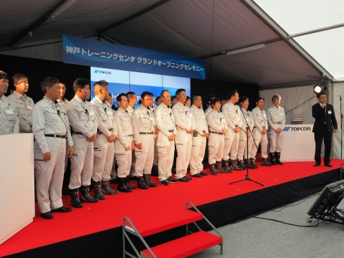 神戸トレーニングセンタの研修を担当するインストラクター。右端は神戸、白河、九州のトレーニングセンタの総責任者を務めるトプコン営業本部ICT施工／農業推進部の鈴木敏之部長