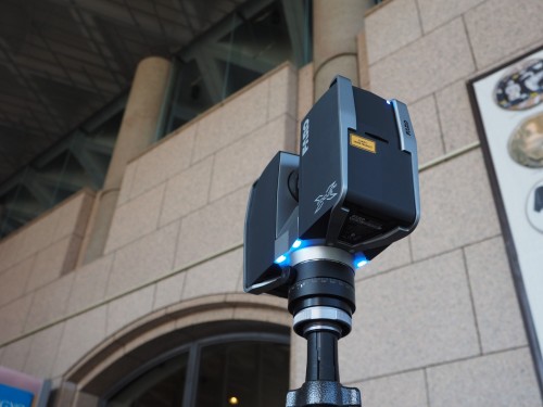 栃木県立博物館（上）の入り口前で3D計測のデモンストレーションをするFocus 3D（下）