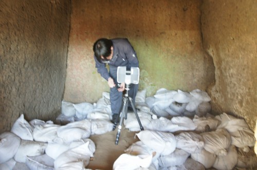 車塚古墳の横穴式石室の3D計測作業