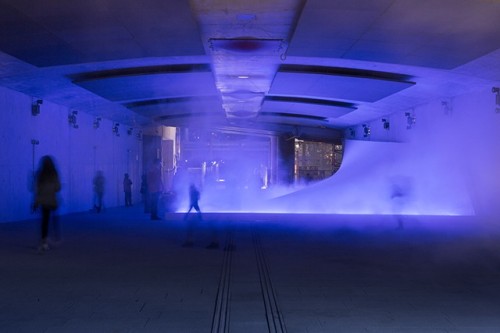 パリで工事中の駅トンネルで行われた展示。布からときどき、フォグがはみ出て自然の気候を感じさせる