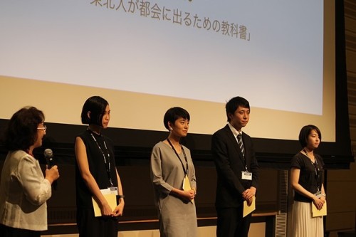 2016年度のOASIS奨学金の授与者。左端は審査委員長の内田和子非常勤顧問