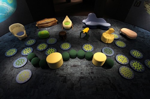 琵琶湖の微生物をモチーフにデザインし、博物館に並べられた椅子
