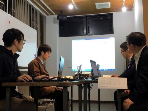 建築カフェでのBIM勉強会で講師を務める横松氏（左端）