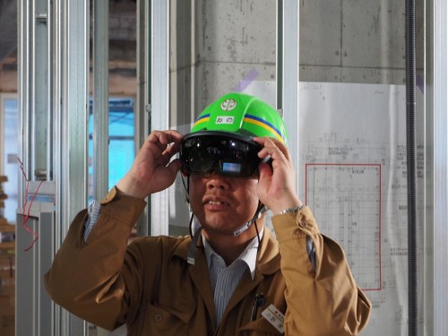 HoloLensを装着し、ARによる施工管理の実証実験を行う鴻池組の小野孝所長