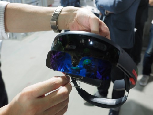 HoloLensにサングラスをかけると屋外での使用もできそうだ