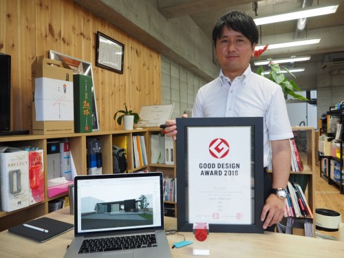 2016年度のグッドデザイン賞を受けた「住宅/LUSEEZ～大人のゆとりを持つ家～」の完成写真（上）と、ARCHICADのBIMモデル、賞状を手にする吉田氏