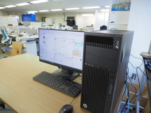 アーバンスクエアの事務所内に置かれた日本HPの高性能ワークステーション「HP Z440」。だれも操作していないのに、突然、CADソフト「Vectorworks」が立ち上がり、店舗の図面が表示された