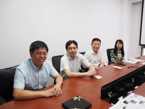 maritimeEXODUSを活用する中国船級社のスタッフ。左からマネジャーのライ・ホンギュー（Lai Hongyu）氏、上級技術者のシュウ・ジエミン（Zhou Jie Min）氏、同チェン・グォキン（Chen Guo Qing）氏、技術者のリー・キャオヤン（Li Qiao Yan）氏