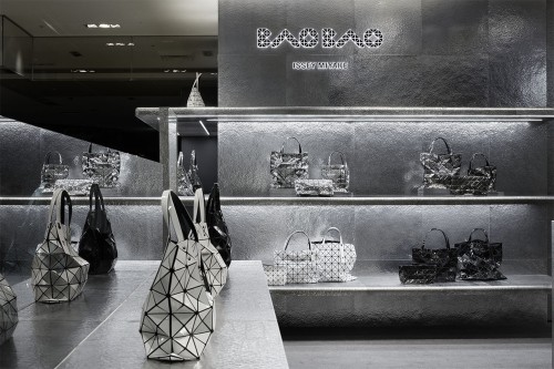 BAO BAO ISSEY MIYAKE銀座の店舗。手仕事の象徴として「たたく」という手法を採用した。近づくにつれて鎚起によるアルミ材の微細な表情が浮かび上がってくる