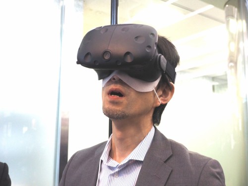 VRによるプレゼンテーションの例。顧客にHMDを装着し、上下左右に首を振ってもらうと、その動きに追従して建物や土木インフラなどを見てもらうことができる