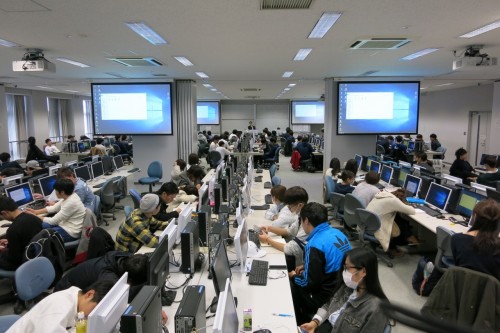 1年次後期に行う「SimTread」を使用した避難シミュレーションの演習。パソコン演習室は約150人の学生で超満員