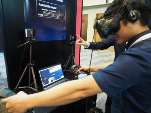 HMDで立体VR映像を見ながら運転するシミュレーションゲーム「鉄道運転士」
