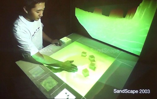 「SandScape 2003」。手で砂山の形を変えると、それに応じて等高線やヒートマップなどの映像がリアルタイムに投影される