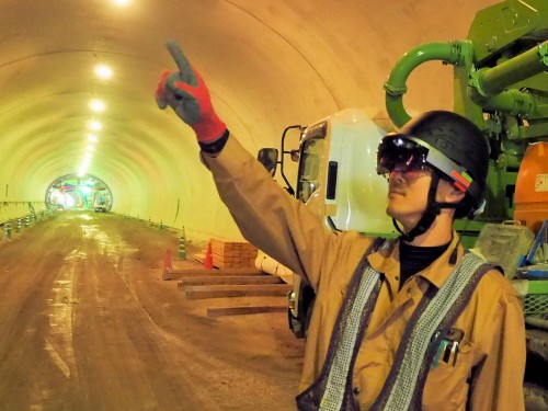 鳥取市内で施工中の「鳥取西道路 気高第2トンネル」の現場で、MR用ゴーグル型コンピューター「HoloLens」を装着し実証実験を行う鴻池組の現場代理人、長沼諭氏