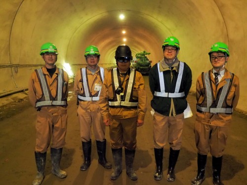 鳥取西道路 気高第2トンネルの現場で、HoloLensの実証実験を行った鴻池組とインフォマティクスの社員たち